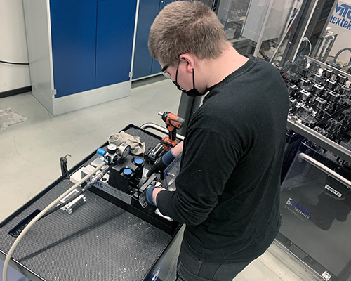 Lang-puristin merkkaa 0-pisteen, jolloin materiaaliaihio on varmasti oikeassa kohdassa kiinni ja näin ollen käyttäjien virheet eliminoidaan.